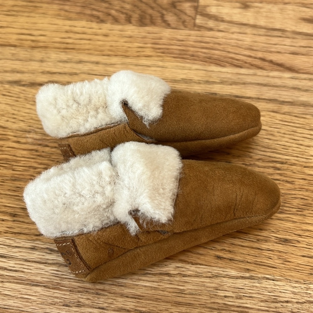 UGG Baby Infant Suede Booties Slipper Shoes 4-12M (Size 2/3) - Picture 2 of 6